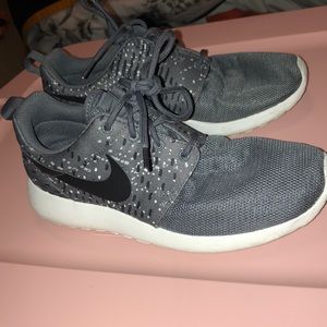 NIKE running shoes, size 7.5.